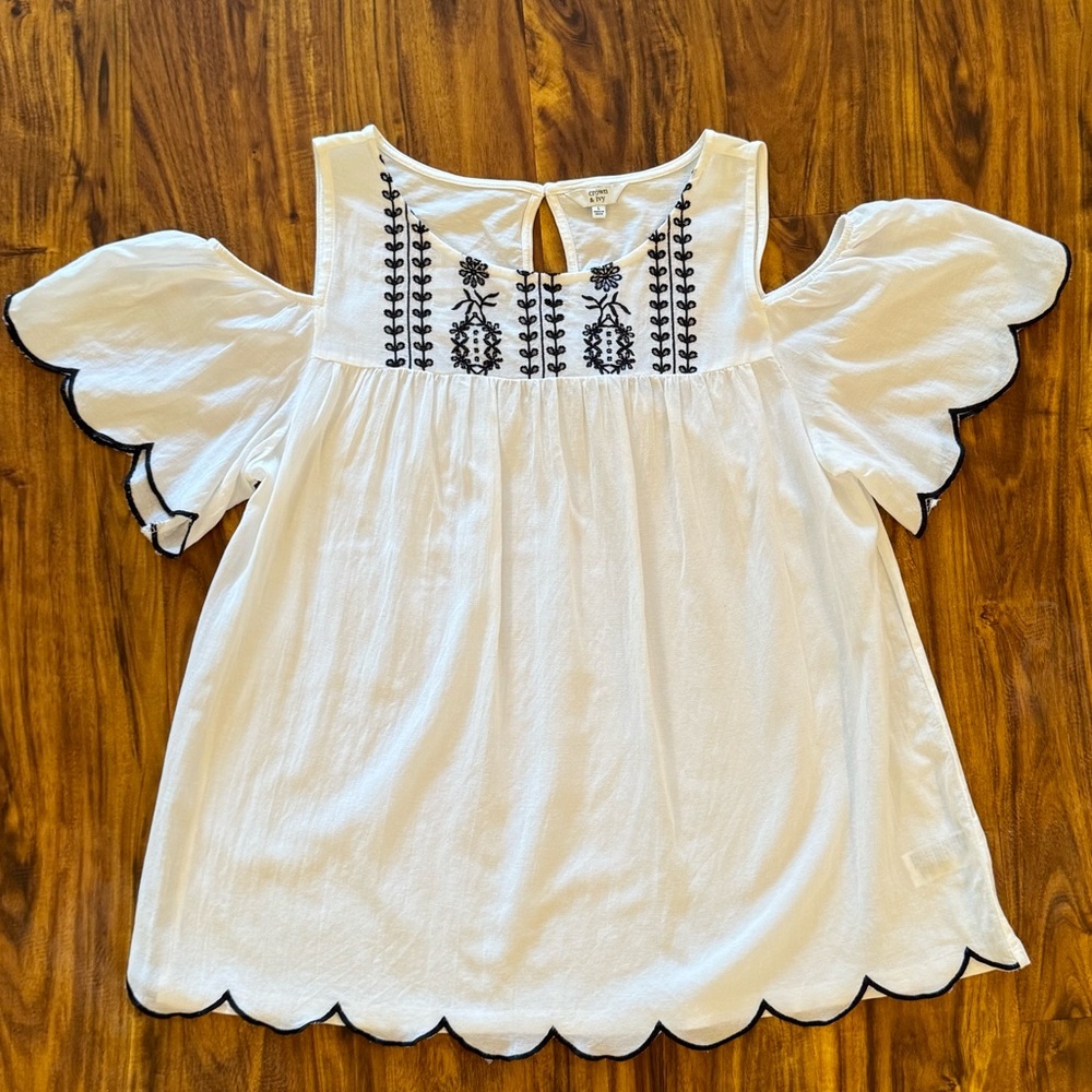 crown & ivy White Eyelet Embroidered Cold-Shoulder Blouse with Black Trim